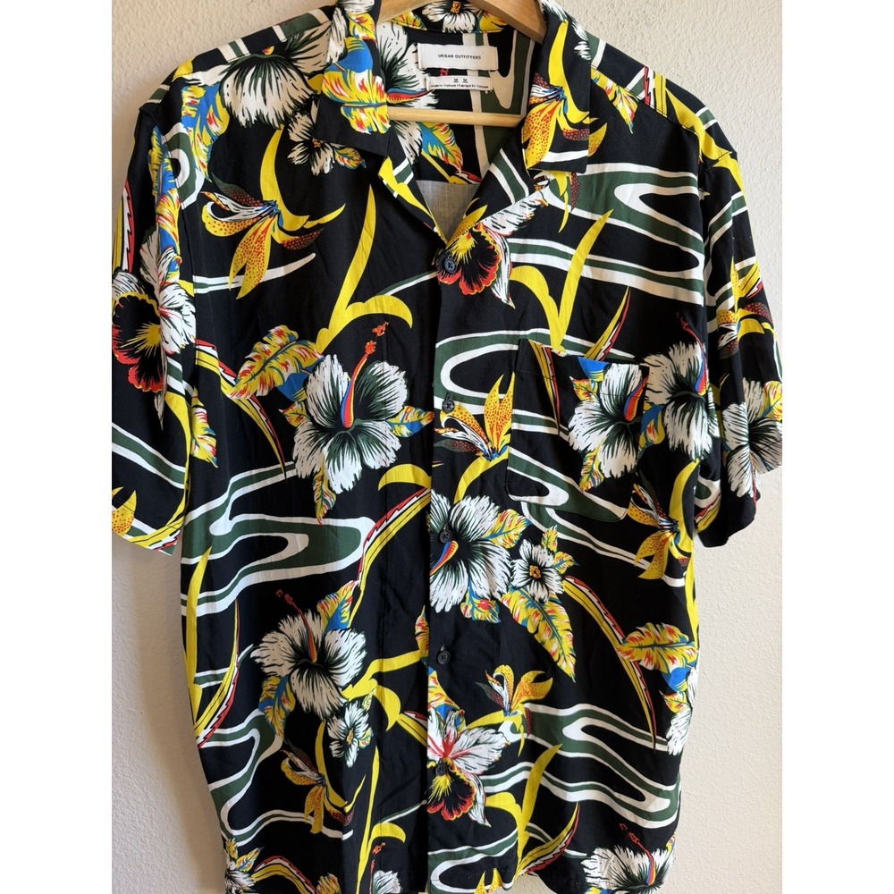 NWOT Urban Outfitters Button Up Shirt Mens M Black Floral Short Sleeve Pockets